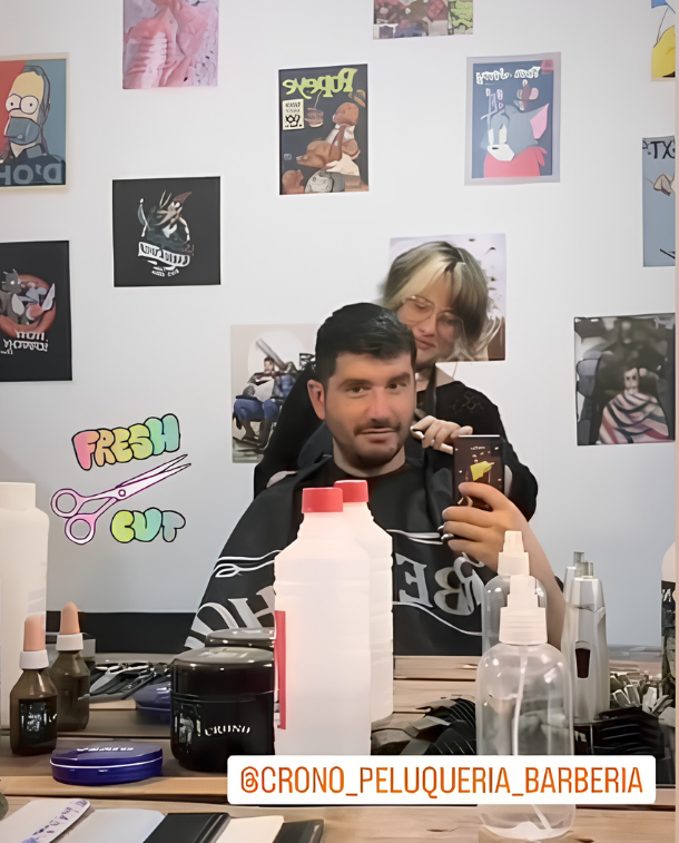 Corte de pelo en CRONO rodeado de posters y productos sobre la mesada